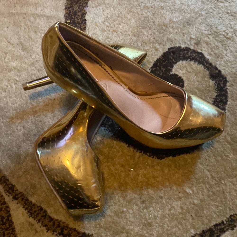 Pretty lady with gold square front Lilliana shoes